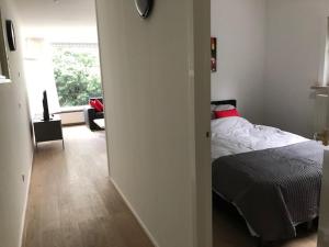 Appartement BBwB في بريدا: غرفة نوم مع سرير وغرفة معيشة