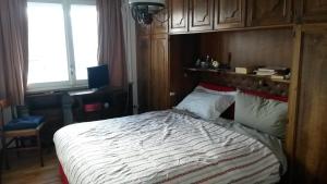 een slaapkamer met een groot bed met een houten hoofdeinde bij Attico Cretaz CIR 0033 in Breuil-Cervinia