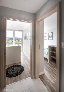 un pasillo con una puerta que conduce a una habitación en Apartment Słoneczny Gródek 11, en Gródek Nad Dunajcem