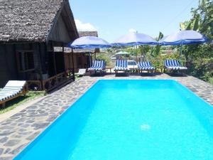 Piscina a Bungalows des tropiques o a prop