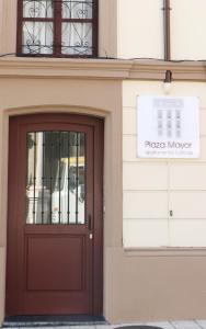 a building with a door and a sign for a pizza maker at Apartamentos Plaza Mayor in Gijón