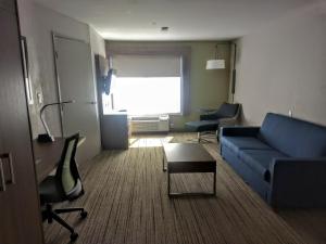 Setusvæði á Holiday Inn Express & Suites - Indianapolis Northwest, an IHG Hotel