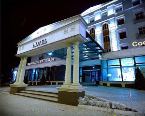 ein Gebäude mit einer Säule in der Nacht davor in der Unterkunft GRAND HOTEL Kielce in Kielce