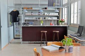 una oficina con una mesa y sillas y un bar en Depot 195 - Hostel Winterthur, en Winterthur