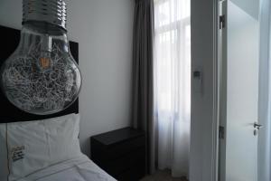 Tempat tidur dalam kamar di Stylish house - air cond, breakfast, free parking