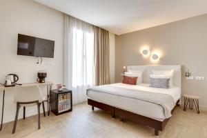 سرير أو أسرّة في غرفة في Hotel Courseine