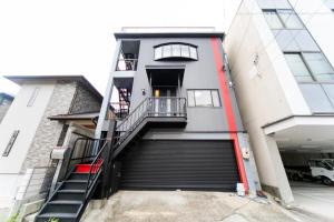 7 min to JR Yokkaichi STN Large House في يوكايتشي: درج يؤدي الى مبنى