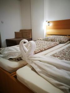 Ліжко або ліжка в номері Rooms Aračić