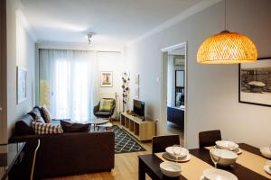 un soggiorno con divano e tavolo di Luxurious & Modern | Walk Everywhere | 5★ Amenities a Salonicco