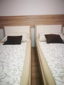 Ліжко або ліжка в номері Rooms Aračić