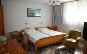 Una cama o camas en una habitación de Pension Haus zum Schlehenberg