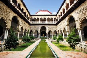 een binnenplaats met een zwembad in een gebouw bij Tourist House Arenal in Sevilla