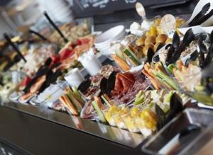 ein Buffet mit vielen verschiedenen Speisen in der Unterkunft Campanile Bordeaux Nord - Le Lac in Bordeaux