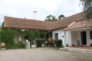 une maison où le lierre pousse sur son côté dans l'établissement Quinta do Caçador, à Estremoz