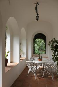 d'une salle à manger avec une table, des chaises et une fenêtre. dans l'établissement Quinta do Caçador, à Estremoz