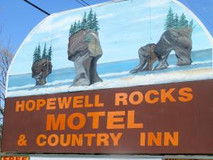 Sertifikāts, apbalvojums, norāde vai cits dokuments, kas ir izstādīts apskatei naktsmītnē Hopewell Rocks Motel & Country Inn