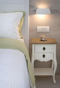 Tempat tidur dalam kamar di White Pearls-Adults Only Luxury Suites