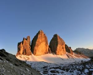 eine Gruppe Felsen in der Wüste mit Schnee in der Unterkunft Ferienwohnungen am Lärchenweg in Sexten