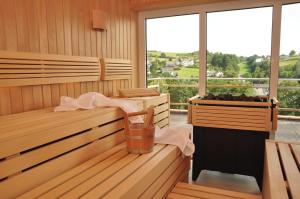 een sauna met 2 bedden en een groot raam bij Hotel Sauerländer Hof in Hallenberg