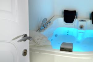 un bagno con vasca blu e sedia di Barbarella Home a Napoli