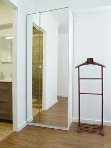 uma porta de duche em vidro num quarto com uma cozinha em Ocean Breeze Apartment em Estoril