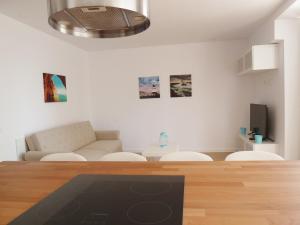 uma sala de estar com um sofá e uma mesa em Ocean Breeze Apartment em Estoril