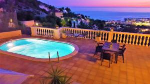 - une piscine sur un balcon avec une table et des chaises dans l'établissement Ashram Villa Sunshine, à Sitges