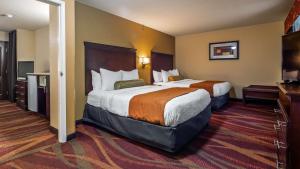 A bed or beds in a room at Best Western Fort Wayne Inn & Suites North