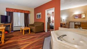 A television and/or entertainment centre at Best Western Fort Wayne Inn & Suites North