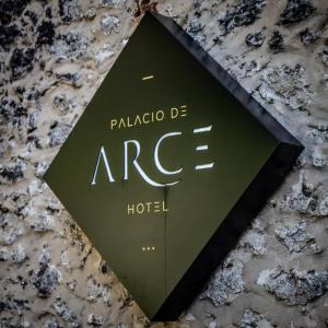 Puente ArcePalacio de Arce的一张桌子上的绿色酒店标志