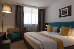 Tempat tidur dalam kamar di Best Western Le Galice Centre Ville