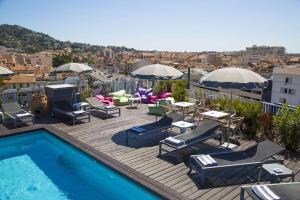 La pileta dentro o cerca de Best Western Plus Cannes Riviera