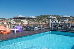 La pileta dentro o cerca de Best Western Plus Cannes Riviera