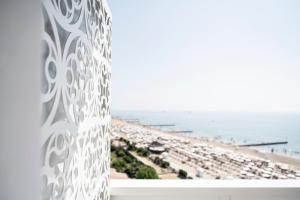 una ventana con vistas a la playa en Luxor e Cairo The Beach Resort, en Lido di Jesolo