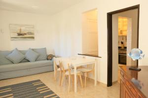 Posedenie v ubytovaní Peaceful & Spacious Apt with Parking & Queen Bed