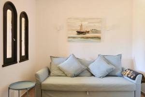 Posedenie v ubytovaní Peaceful & Spacious Apt with Parking & Queen Bed