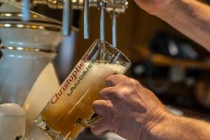 een persoon houdt een glas bier vast bij Frommanns Landhotel in Buchholz in der Nordheide