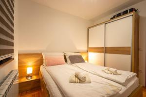 A bed or beds in a room at S&M Apartmani Zlatibor