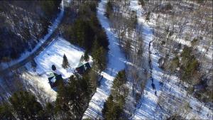 una vista sul cielo di una foresta innevata con tende di Ski in/out Spruce Glen Townhomes on Great Eastern Trail a Killington