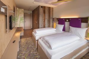 Tempat tidur dalam kamar di Explorer Hotel Montafon