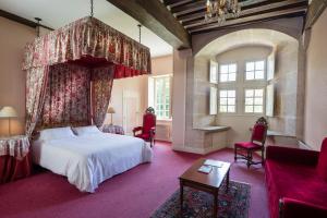 Una cama o camas en una habitación de Château de Bellecroix