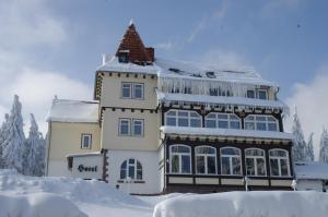 腓特烈罗达Hotel und Berggasthof Spießberghaus的雪中大房子,地面上积雪