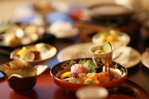 un tavolo con una ciotola di cibo e cucchiai di Kashoen a Hanamaki