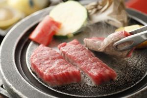 Un mucchio di carne e verdure su una griglia di Kashoen a Hanamaki