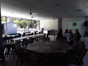 un groupe de personnes assises dans une salle avec des tables et des chaises dans l'établissement Speewah Country Tavern, à Speewah