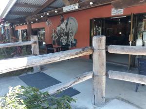 un banc en bois devant un bâtiment dans l'établissement Speewah Country Tavern, à Speewah