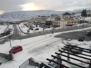 ペーニャス・ダ・サウーデにあるAlojamento de montanhaの雪に覆われた道路