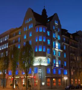 - un grand bâtiment avec des lumières bleues dans l'établissement Cascada Boutique Hotel, à Lucerne