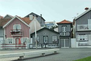 een rij huizen met zwart en wit bij SEA RIA - A casa dos Maria in Costa Nova