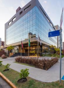 een gebouw met een blauw straatbord ervoor bij LS Hotel in João Pessoa